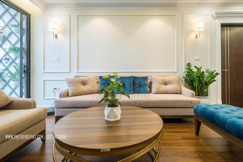 Ghế nghỉ màu xanh nước biển tạo điểm nhấn đặc biệt cho không gian phòng khách