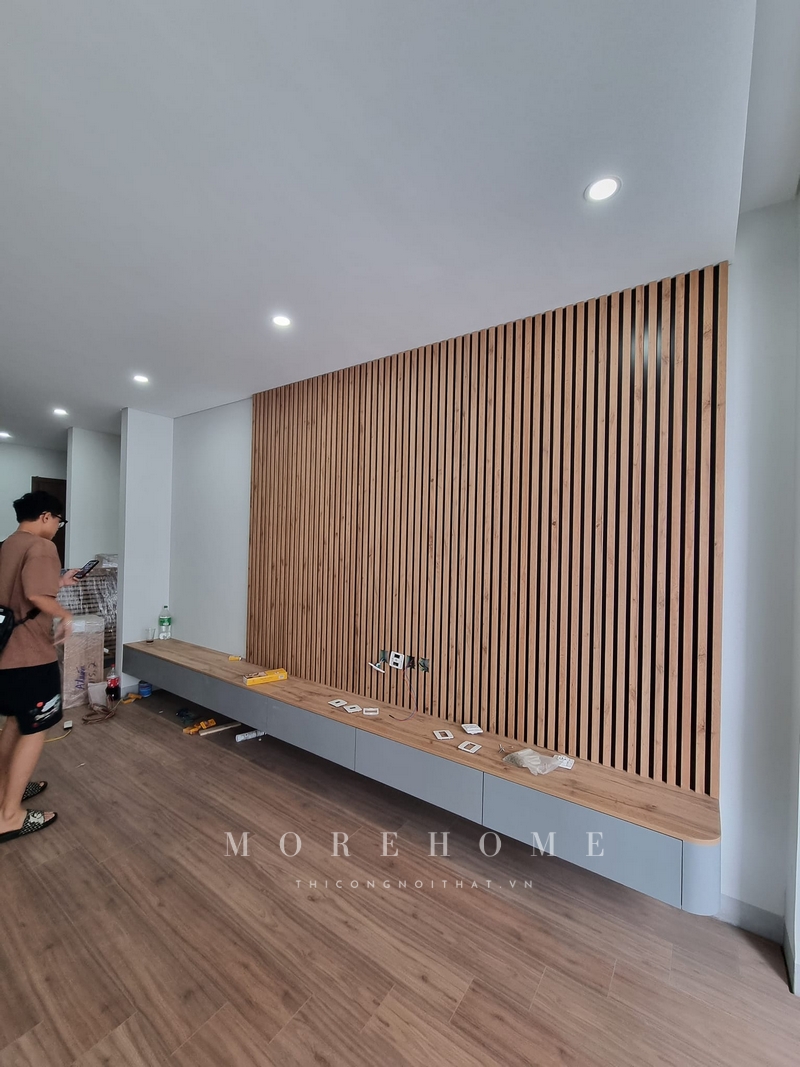 Thi công kệ tivi treo tường gỗ công nghiệp hiện đại tối ưu diện tích phòng cũng như thẩm mỹ cao cho không gian.