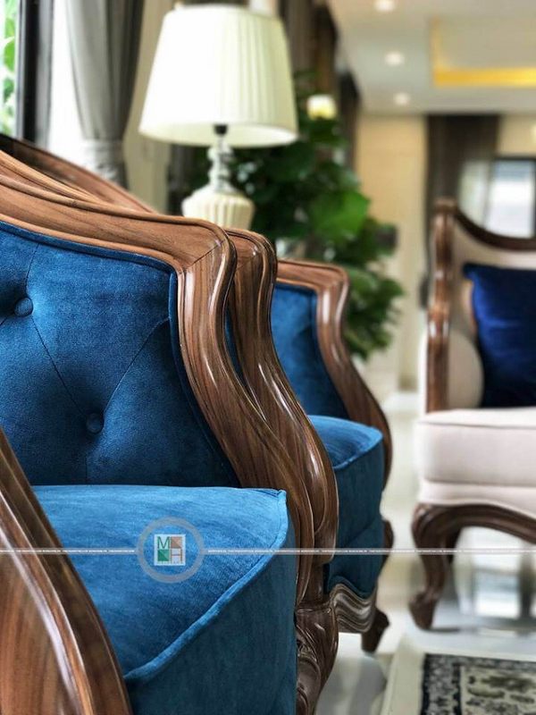 Sofa đơn gỗ óc chó bọc nỉ màu xanh sang trọng được đặt trong phòng khách biệt thự Ecopark để tạo nên một không gian sang trọng và tinh tế.